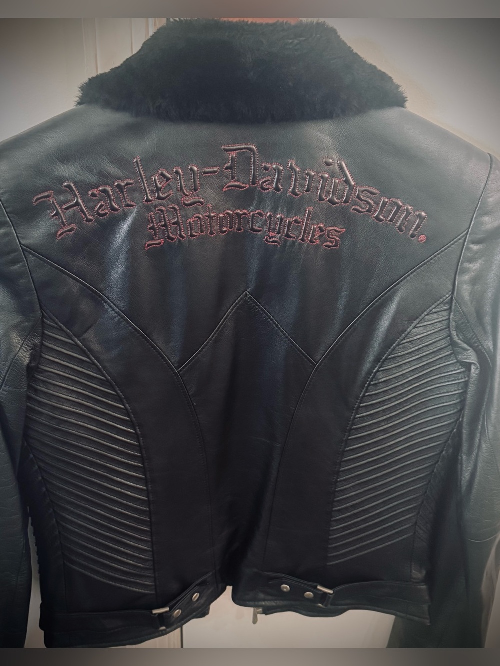 Harley-Davidson Black Leather Bomber Jacket with Faux Fur Collar and Red Logo - Picture 4 of 4